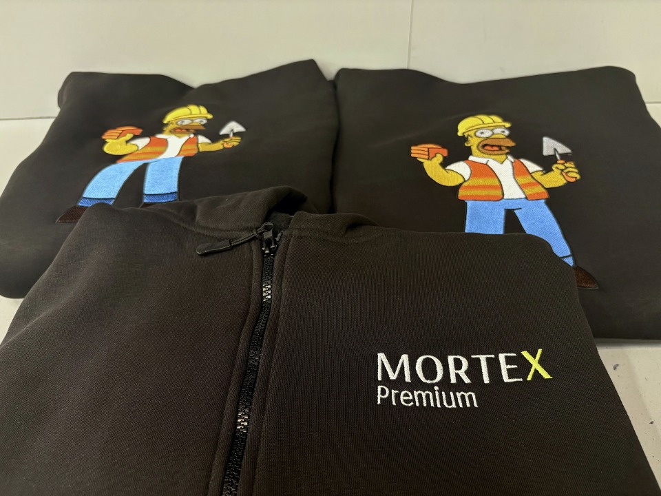 Фирменный мерч из футболок и худи с вышивкой для компании «Mortex Premium»