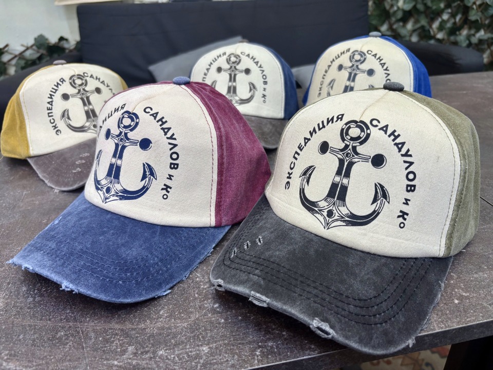 Брендирование 24 бейсболок фирменным логотипом заказчика методом DTF-печати