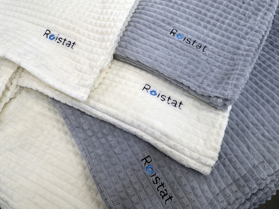 Мерч из 50 флисовых пледов с вышивкой фирменного логотипа для компании «Roistat»