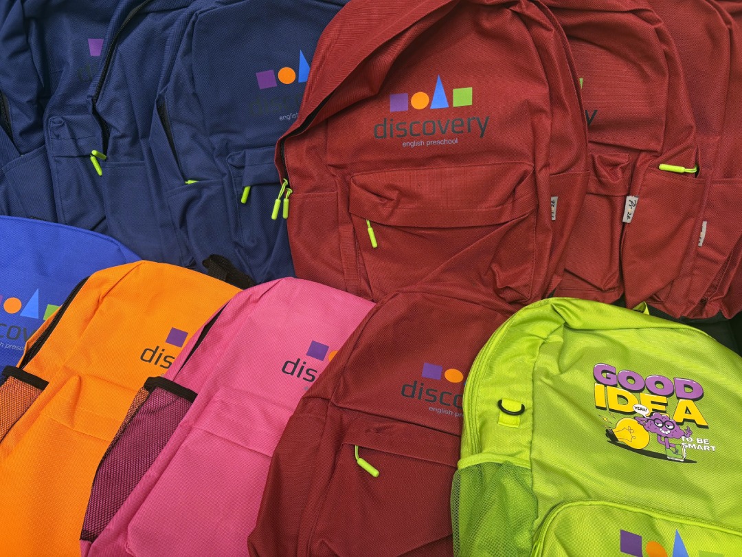 Брендирование 99 ярких рюкзаков сочной DTF-печатью «под ключ» для cети школ «Discovery»