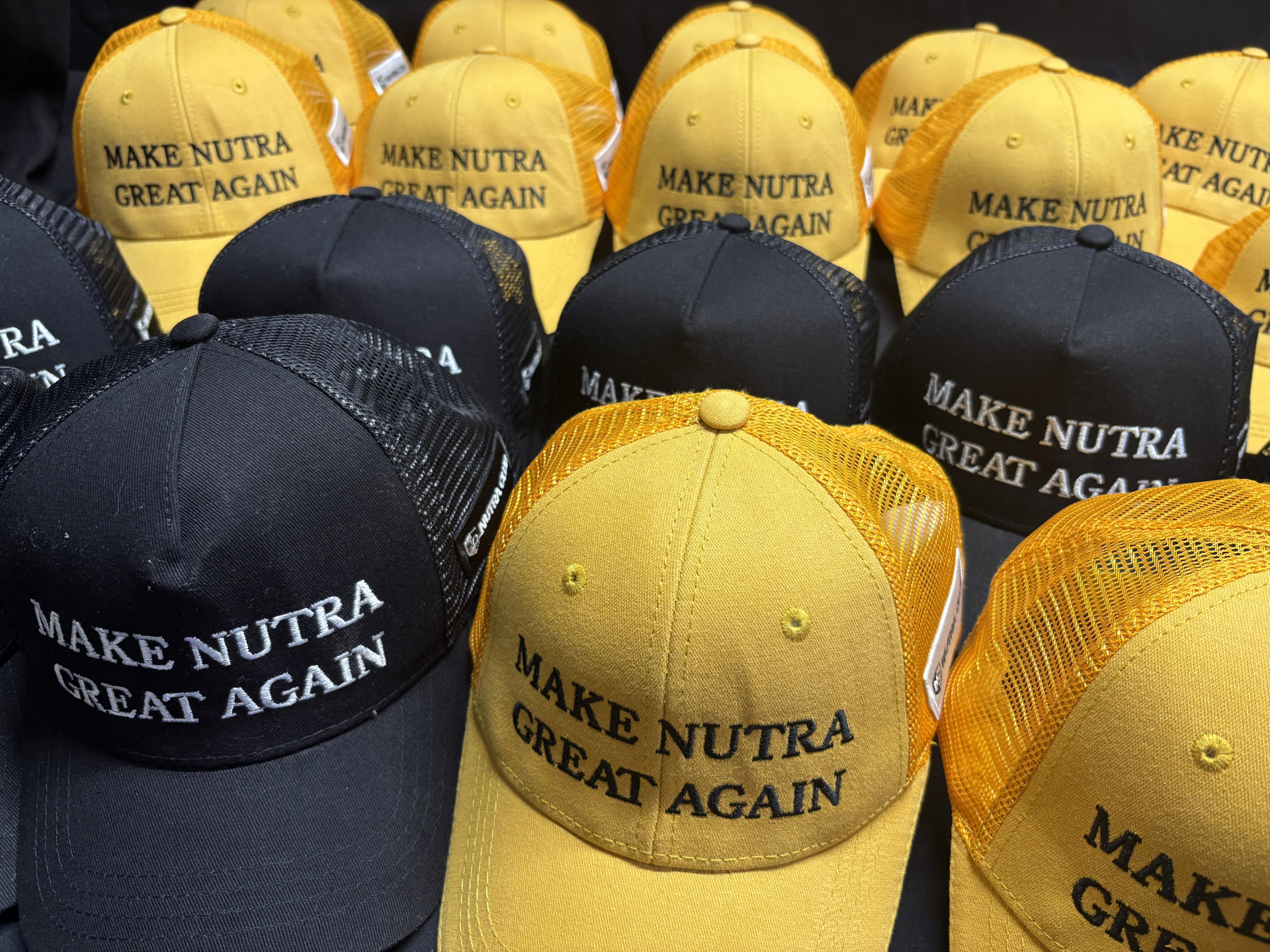 Мерч из 30 бейсболок с вышивкой фирменного логотипа и шевроном для проекта «NUTRA.CLUB»
