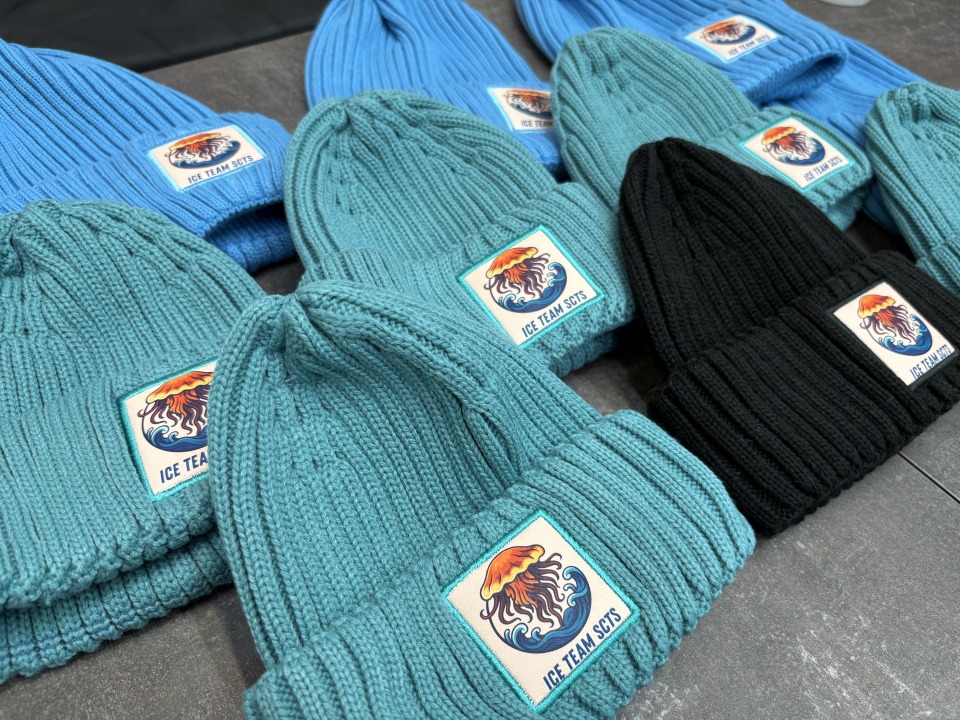 Комбинированное брендирование 20 шапок для спортивной команды «ICE TEAM SCTS»