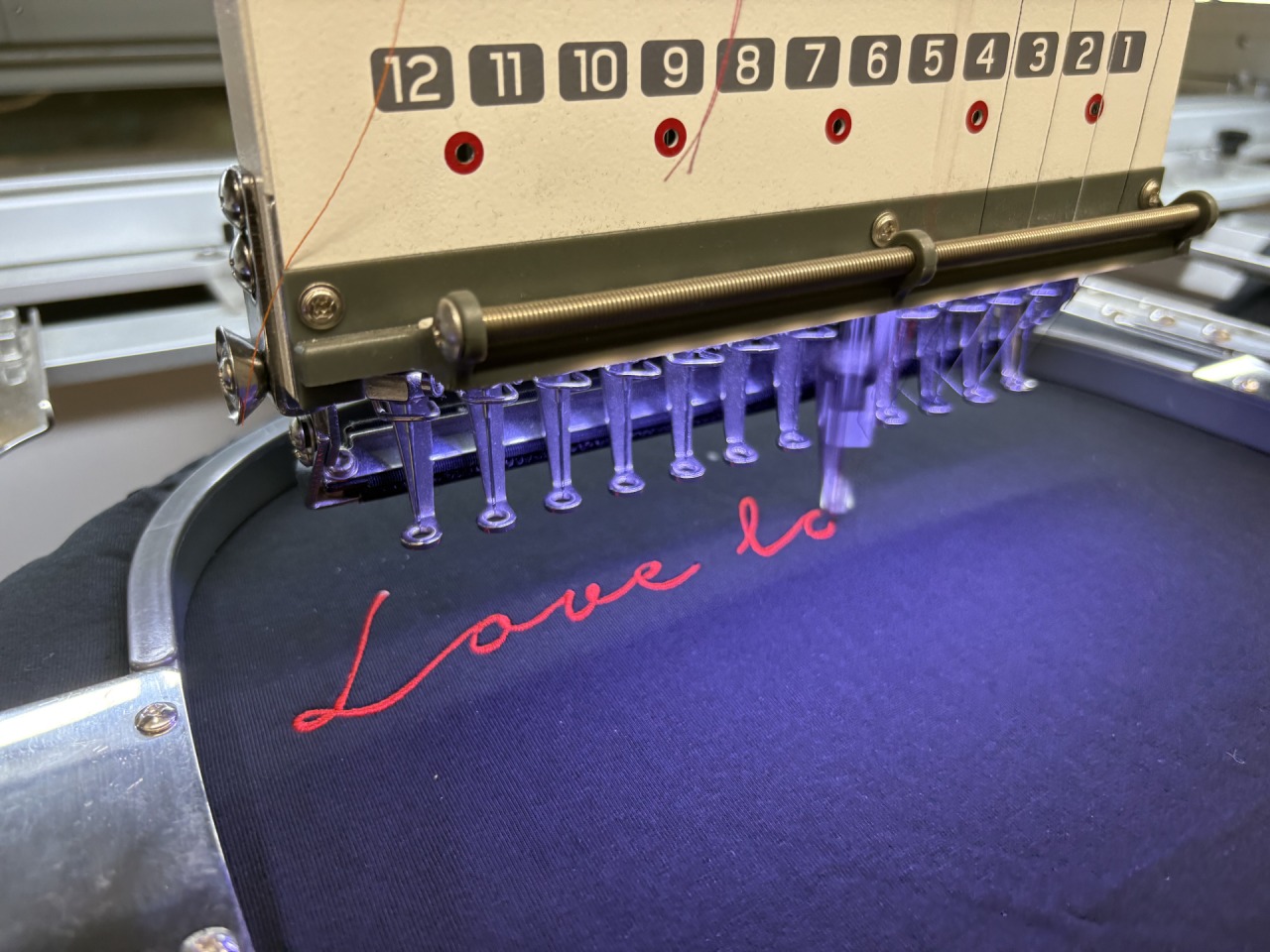 Фирменный мерч из футболок с вышивкой для селлера Wildberries