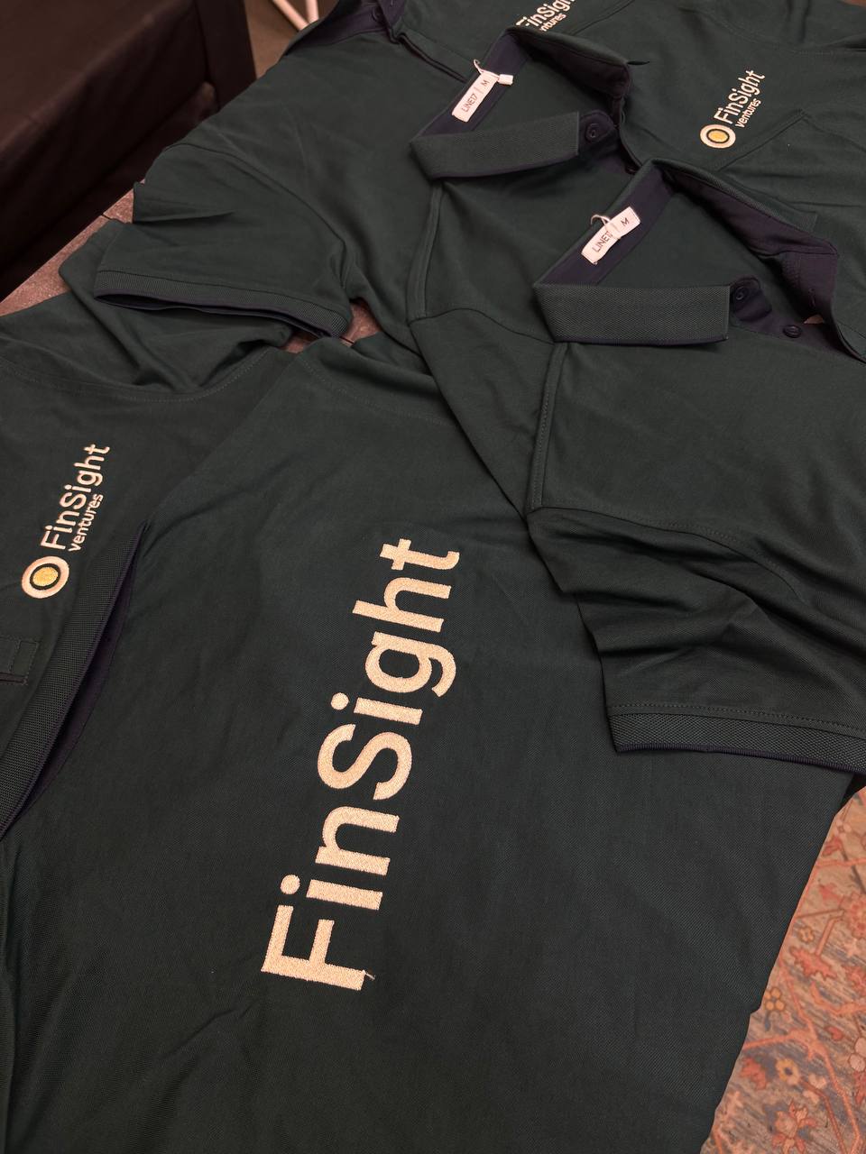 Футболки поло с вышивкой фирменного логотипа компании «FinSight»