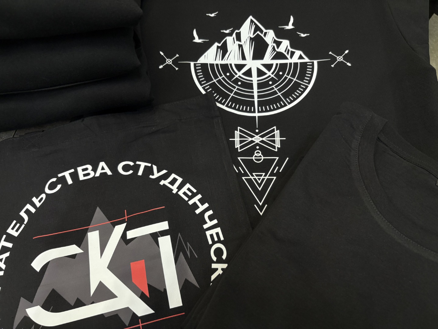 Мерч из футболок, худи и шопперов для проекта «Росмолодёжь.Гранты»