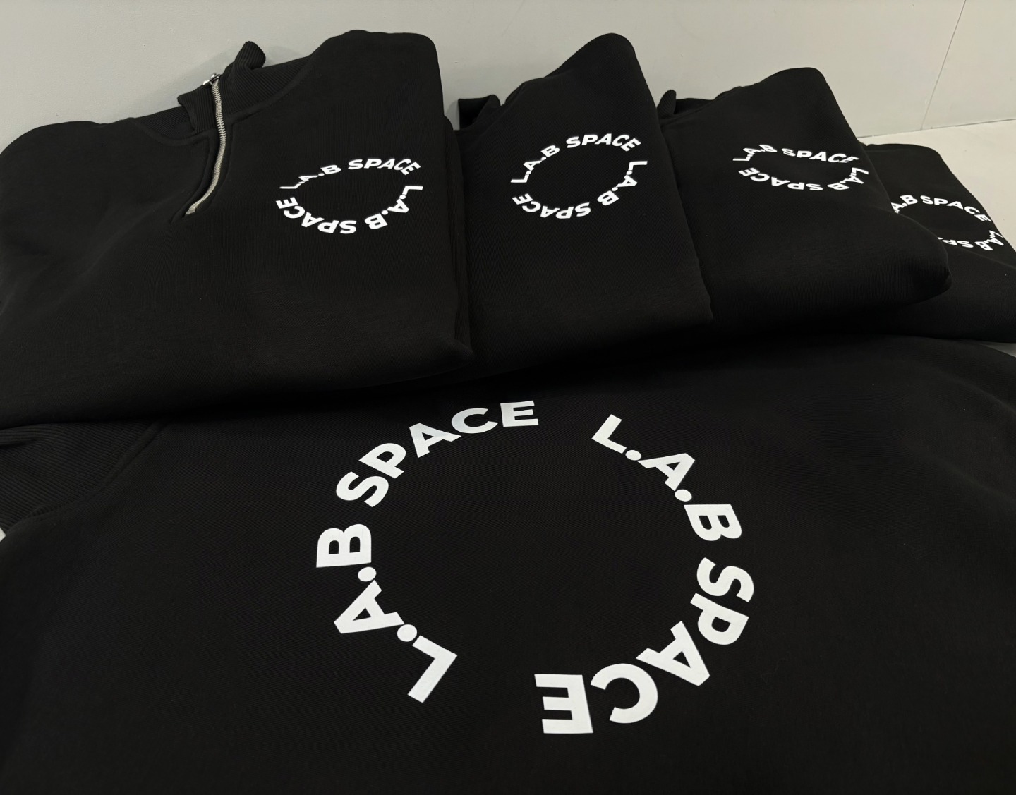 Фирменные свитшоты для персонала сети студий фитнеса L.A.B SPACE в Москве