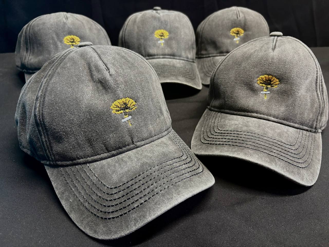 20 бейсболок с вышивкой цветочного принта