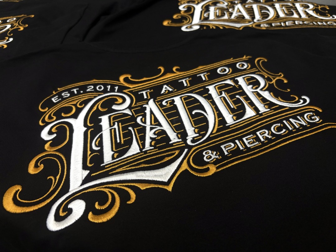 Корпоративный мерч из 10 футболок с вышивкой логотипа тату-студии «Tattoo-Leader»