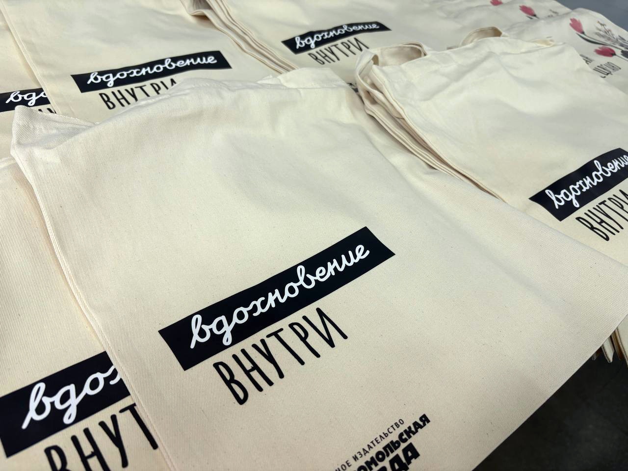 800 фирменных шоперов с принтами для ИД «Комсомольская правда»