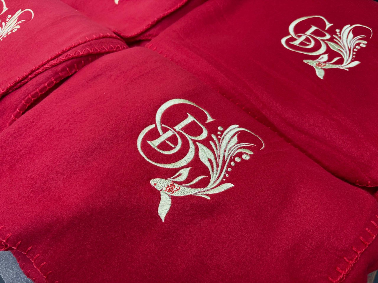 Компьютерная вышивка на красных пледах для частного мероприятия