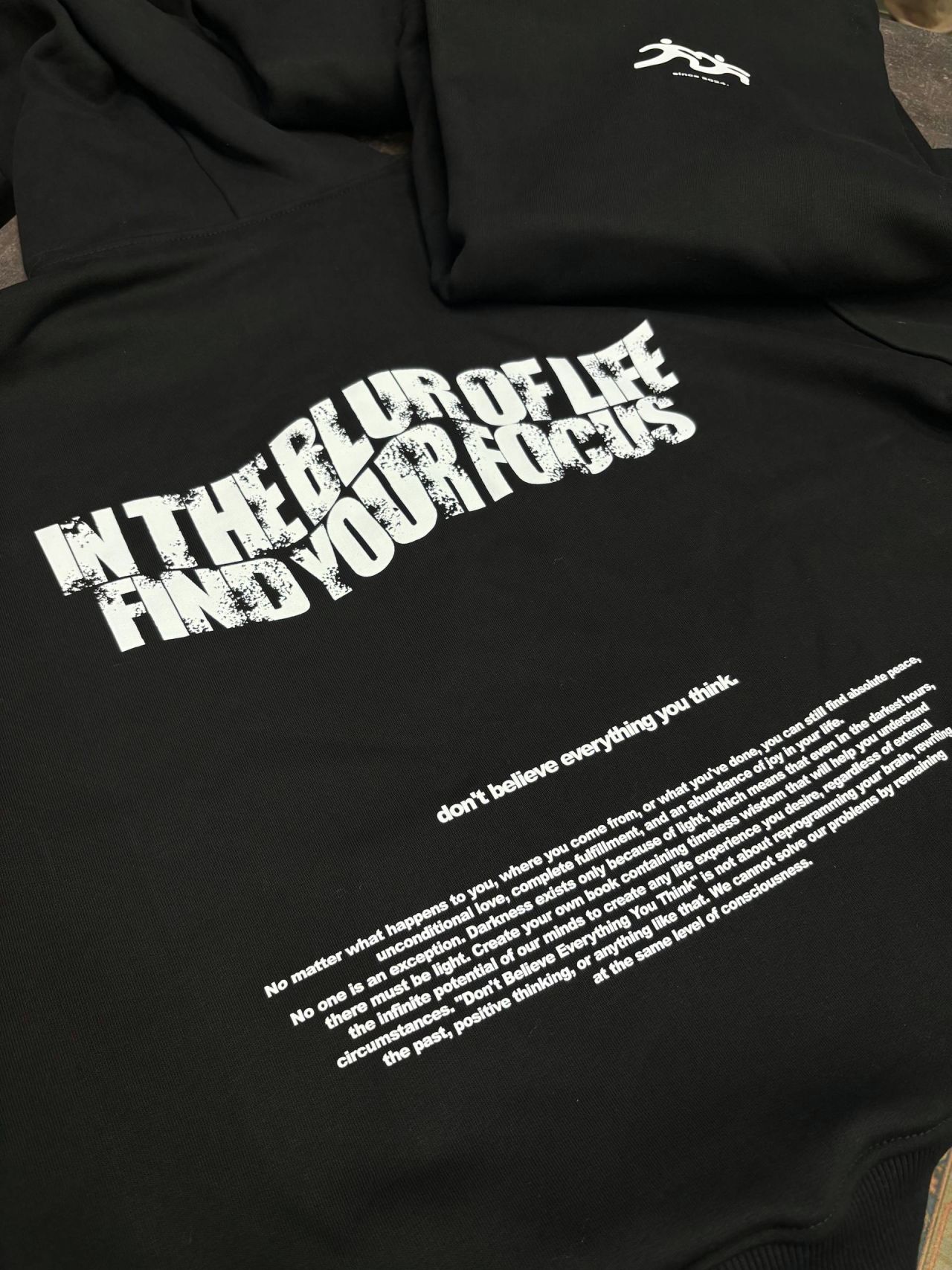 ДТФ-печать фирменных принтов на 25 чёрных худи клиента для мероприятия