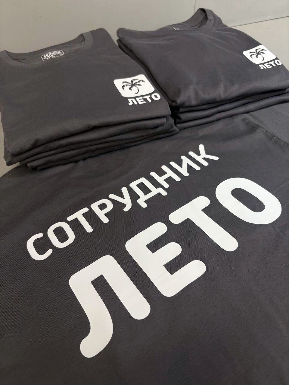 Корпоративные футболки для персонала пляжного центра «ЛЕТО»