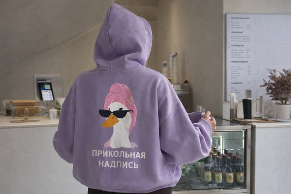 Прикольные надписи для худи — актуальные тренды и идеи 2026 года